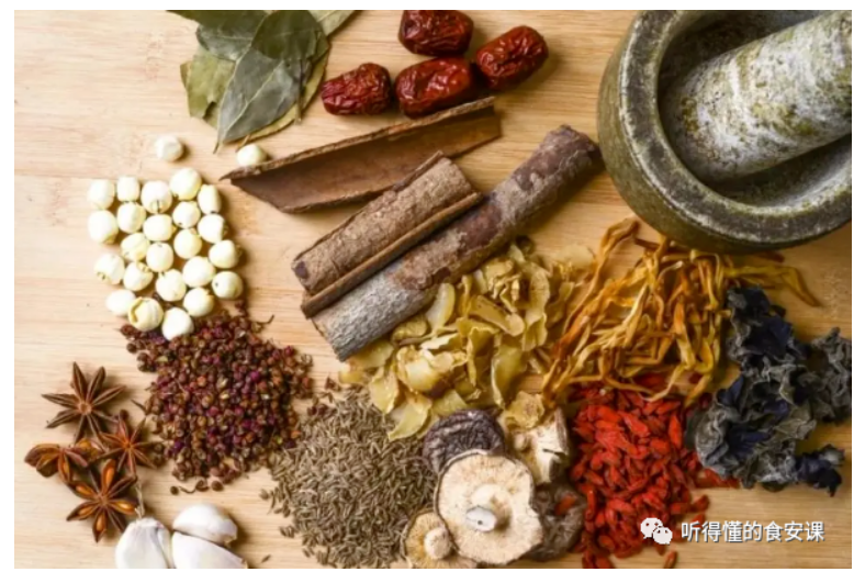 哪些“食品原料”可以用，哪些“食品原料”不能吃？餐饮选择研发原料时需要注意了，触犯食品安全法的罚款金额还不低。